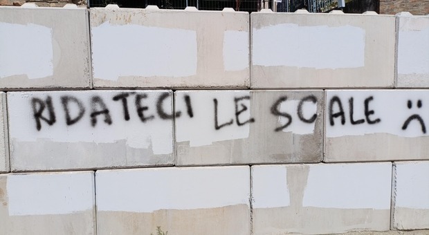 Macerata, area ancora transennata in via Ricci. Compare una scritta: «Ridateci le scale»