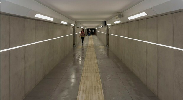 Stazione dei treni, riaperto il sottopasso dopo mesi di lavori. Cittadini e pendolari: «Più luminoso e sicuro»