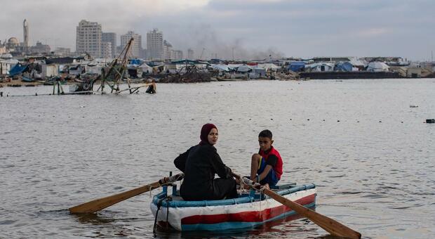 Gaza, manca acqua potabile: 600mila civili a rischio tra sete, infezioni ed epidemie: «Pozzi sono contaminati e accesso al mare chiuso»