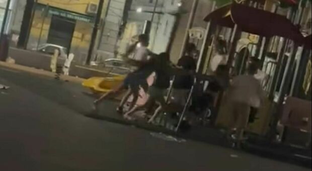 Baby-gang vandalizzano giostre in Piazza nazionale