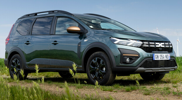 https://statics.cedscdn.it/photos/MED/2025/08/01/8990487_01111302_dacia_jogger_3_.jpg