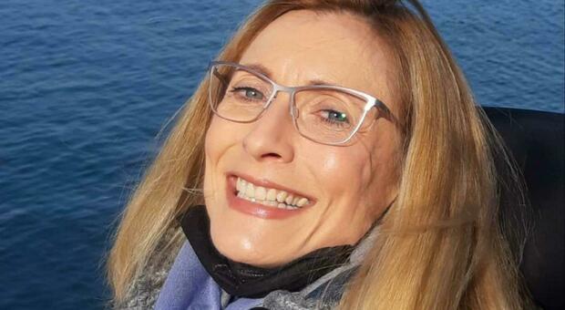 Martina Oppelli, la 50enne malata di sclerosi multipla e morta in Svizzera con il suicidio assistito denuncia la Asl per tortura