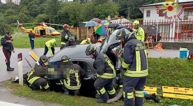 Clelia Viezzer muore a 86 anni nell'incidente sulla Feltrina: feriti l'anziano marito e la figlia. L'auto è finita contro un muretto