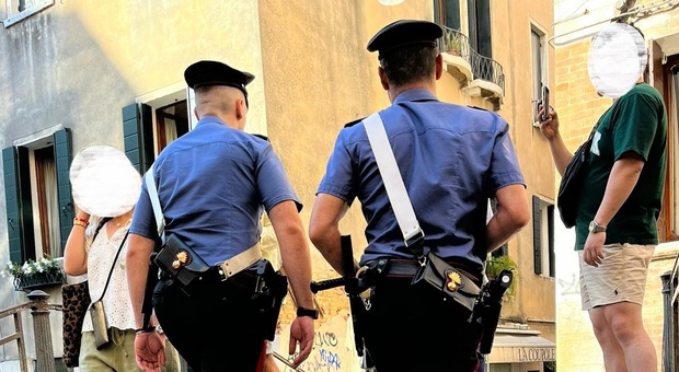 Borseggiatrici in azione a San Polo: aprono lo zaino di una turista e rubano il borsello. Arrestate una 24enne e una 32enne