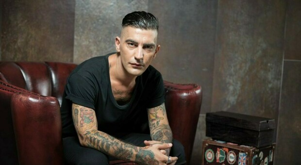 https://statics.cedscdn.it/photos/MED/2025/08/01/8990773_01165532_jesto_morto_rapper_romano_fedez_chi_era_eta_malattia.jpg