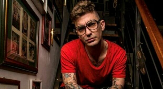 Jesto, morto a 40 anni il rapper romano. L'annuncio del fratello e il tributo di Fedez: «Rip leggenda»