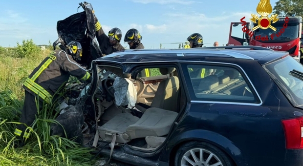 Incidente tra auto e camion, la vettura si accartoccia nel fosso: conducente incastrato tra le lamiere, è ferito