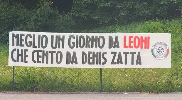 Cittadinanza onoraria revocata a Mussolini per il voto di Denis Zatta (FdI): CasaPound appende uno striscione contro di lui