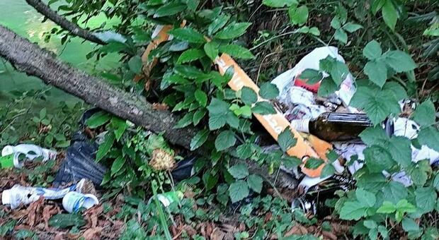 Noncello tra sbandati e senzatetto, cittadini stranieri dormono tra le frasche del fiume: il salotto buono diventa una discarica