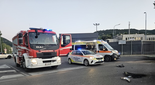 Scontro fra due auto all'incrocio: due feriti