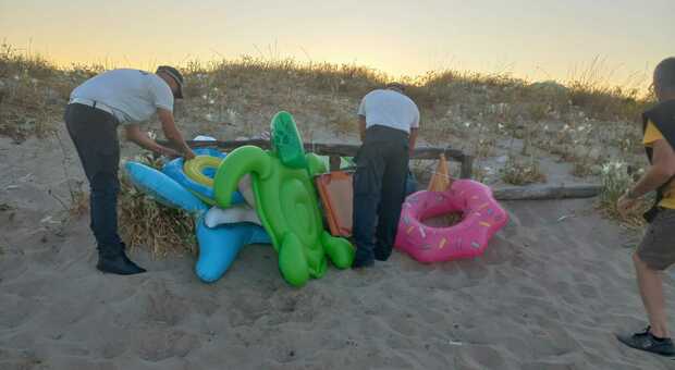Ombrelloni segnaposto: nel Salento maxisequestro di attrezzature da spiaggia