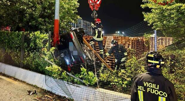 Incidente all'alba, la conducente sbanda e l'auto si cappotta in un giardino privato: la donna è ferita