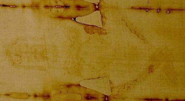 https://statics.cedscdn.it/photos/MED/2025/08/02/8992223_02094022_sindone.jpg