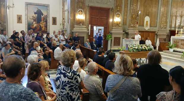 Anzio in centinaia per il funerale del pescatore Tony Magliozzi alla chiesa di San Pio e Antonio.