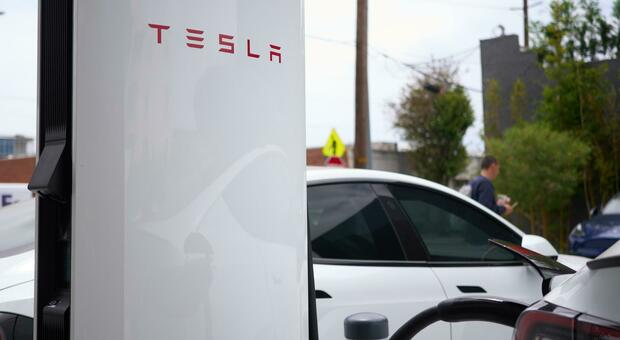 Incidente mortale con l'autopilota, Tesla condannata a pagare 243 milioni: il conducente stava cercando il cellulare caduto