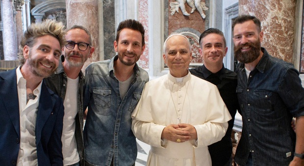 The Sun, la band che ha suonato per tre Papi: «Dal punk alla musica intesa come una missione. Tony Effe? Fossi in lui non dormirei la notte»