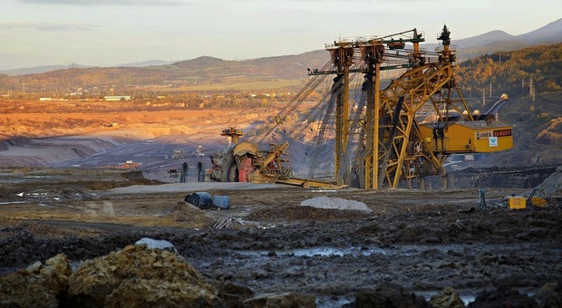 https://statics.cedscdn.it/photos/MED/2025/08/02/8992375_02125527_russia_crisi_carbone_fuori_controllo_licenziamenti_massa_rivolta_cosa_succede.jpg