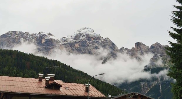 Neve di agosto sulla Marmolada e sul Monte Civetta, cime ricoperte di bianco: temperature 2 gradi sotto lo zero