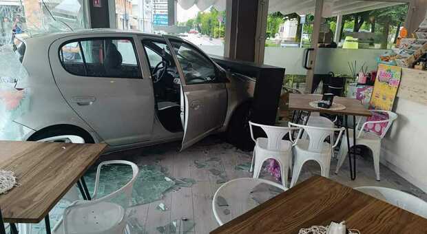 Sbaglia la manovra, perde il controllo dell'auto e sfonda la vetrata del «Pit Stop Bar»: locale chiuso per i danni