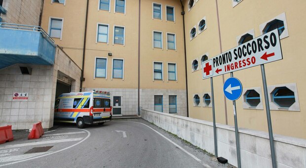 Papà e figlio precipitano dalla balaustra del Teatro Olimpico mentre cercano di scattare un selfie: 55enne e 14enne feriti