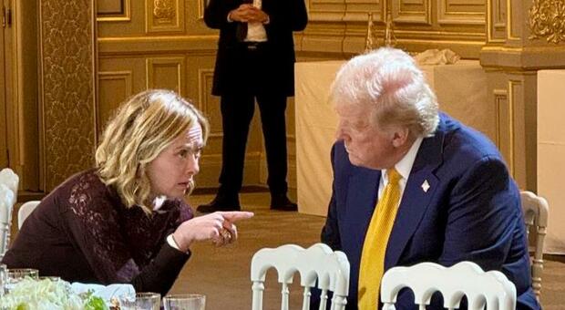 Va in scena in Francia il primo faccia a faccia Meloni-Trump, alla cena per la riapertura di Notre-Dame Il 5 gennaio, Meloni vola dal tycoon a Mar-a-Lago, per sbloccare l’impasse sul caso Cecilia Sala Il 20 gennaio la premier è a Washington per...