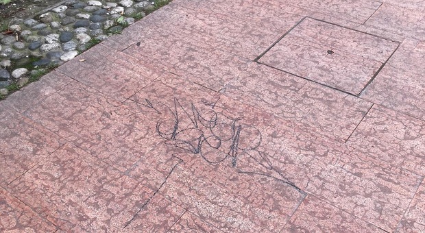 Vandali imbrattano (ancora) il «vicolo maledetto»: la strada che porta alla Contrada era stata appena ripulita