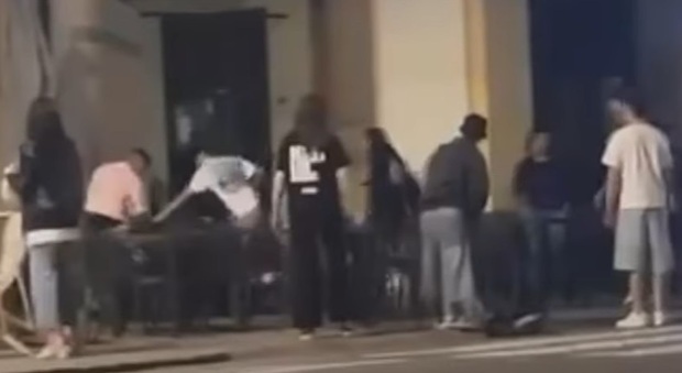 Rissa tra giovani, pugni in faccia tra i tavolini del bar sotto il municipio. Il sindaco: «Più controlli anche qui»