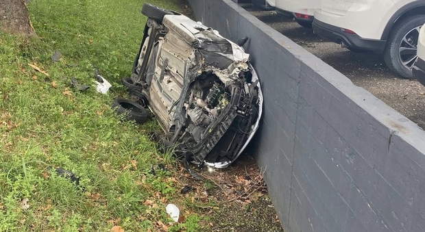 Auto fuori strada si schianta contro un muro, conducente miracolato