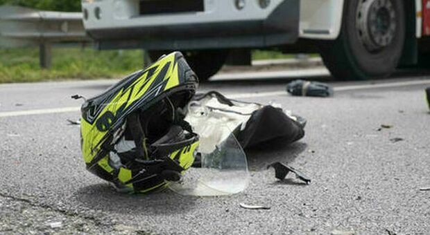 Incidente in moto, Samuele Gambino muore a vent'anni. Gravissimo l'amico 17enne che era con lui