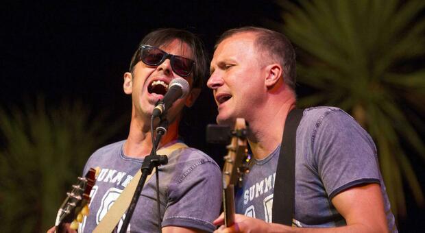 «Con noi rivive il rock’n’roll». Questa sera al Summer Jamboree di Senigallia i Jolly Rockers di Greg e Max Paiella
