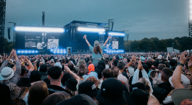 Oasis, tragedia al concerto di Wembley: 40enne cade dalla balconata e muore. Si cercano testimoni