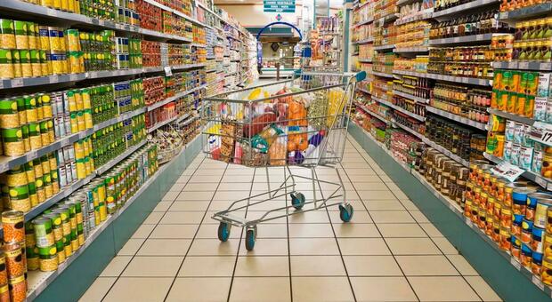 Caro spesa, prezzi dei generi alimentari alle stelle. L'allarme di Adiconusm: «Con l'arrivo dei dazi sarà ancora peggio»