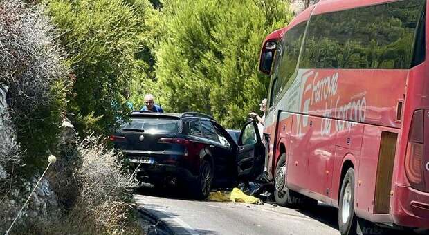 Incidente, autobus contro auto sul Gargano: due feriti