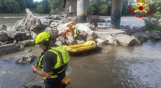 Ragazzini bloccati su un isolotto nel fiume Adige: salvati dai pompieri in gommone