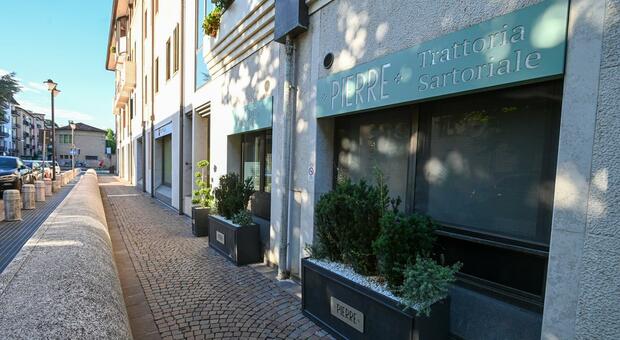 Furto all’osteria Pierre, i ladri scappano con 500 euro e un iPad. L'ira dei residenti: «La zona è buia»