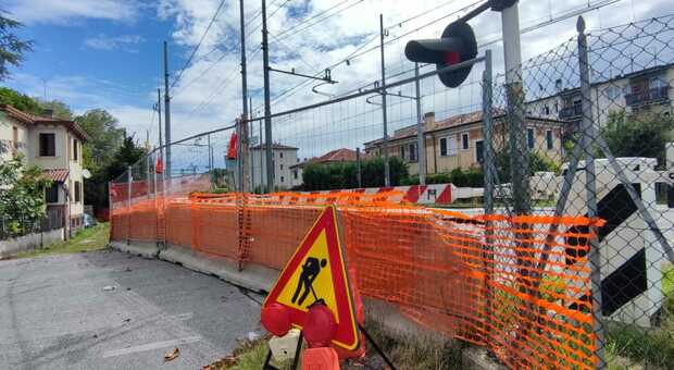 Mestre Olimpia, attorno alla nuova stazione cresce il degrado: «Bagni sporchi, ascensori bloccati, sbandati e droga»