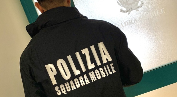 https://statics.cedscdn.it/photos/MED/2025/08/04/8995465_04115220_polizia_squadra_mobile.jpg