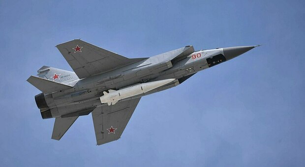 https://statics.cedscdn.it/photos/MED/2025/08/04/8995578_04140839_2018_moscow_victory_day_parade_66.jpg