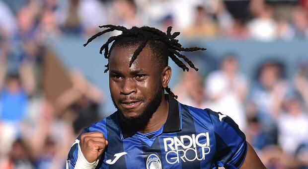https://statics.cedscdn.it/photos/MED/2025/08/04/8995842_04195713_lookman_atalanta.jpg