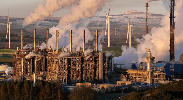 https://statics.cedscdn.it/photos/MED/2025/08/06/8999235_06135007_russia_crollo_ricavi_petrolio_gas_perdite_in_un_anno_fondi_guerra_rischio_recessione.jpg