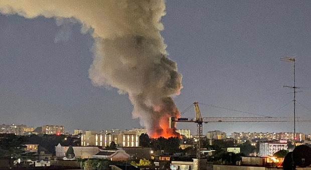 https://statics.cedscdn.it/photos/MED/2025/08/06/8999757_06233338_incendio_secondigliano_arzano.jpg