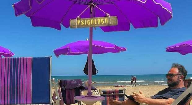 Psicologo in spiaggia: «È necessario avvicinare le persone alla salute mentale, anche sotto l'ombrellone»