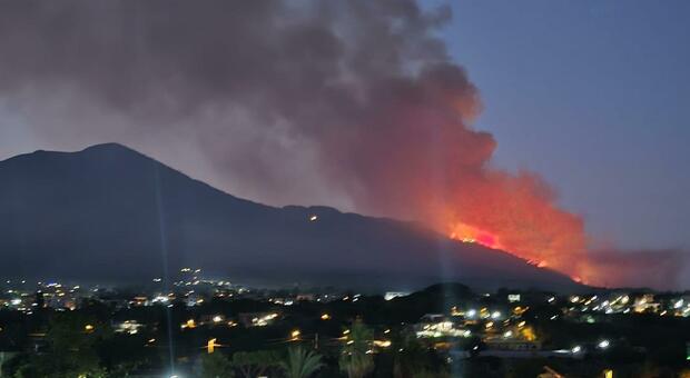 https://statics.cedscdn.it/photos/MED/2025/08/10/9005000_10073602_vesuvio1.jpg