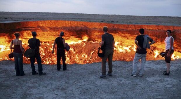 https://statics.cedscdn.it/photos/MED/2025/08/10/9006063_10114907_porta_inferno.jpg