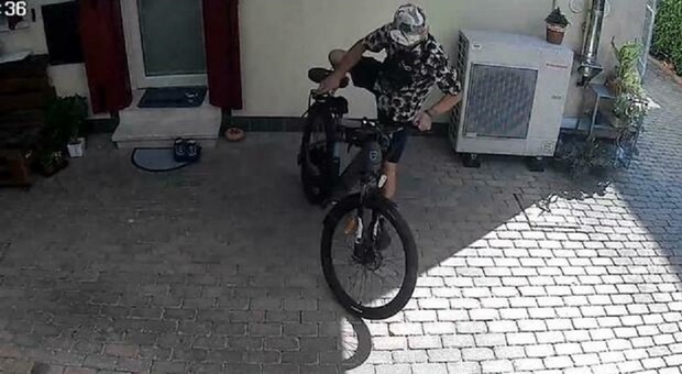 https://statics.cedscdn.it/photos/MED/2025/08/11/9007426_11085809_ladro_bici_social.jpg
