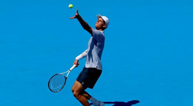 https://statics.cedscdn.it/photos/MED/2025/08/11/9007501_11103702_jannik_sinner_of_italy_serves_to_daniel_elahi_galan.jpg