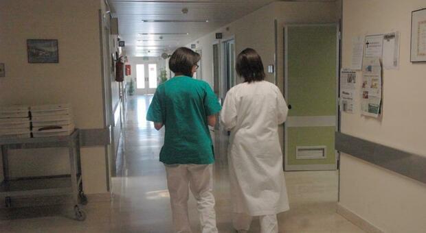 https://statics.cedscdn.it/photos/MED/2025/08/12/9009227_12094609_infermiera_pesaro.jpg