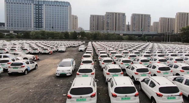 https://statics.cedscdn.it/photos/MED/2025/08/12/9009268_12103357_auto_in_cina.jpg
