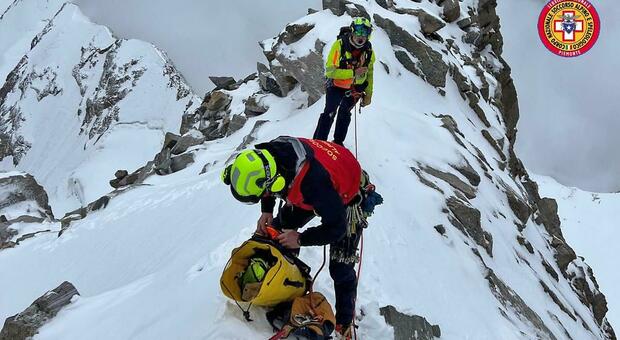 https://statics.cedscdn.it/photos/MED/2025/08/14/9013095_14151924_soccorso_alpino_monte_rosa_1753708284333.jpg_.jpg