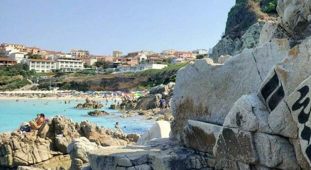 https://statics.cedscdn.it/photos/MED/2025/08/15/9014682_15152525_sardegna_costi_alti.jpg